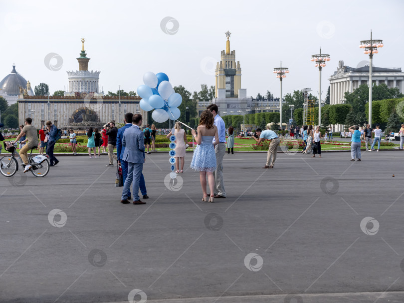 Скачать МОСКВА, РОССИЯ - 23 апреля 2024 года: Историческая архитектура времен СССР на ВДНХ в Москве в солнечный зимний день фотосток Ozero