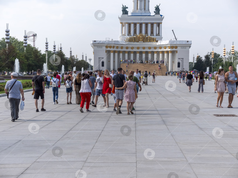 Скачать МОСКВА, РОССИЯ - 23 апреля 2024 года: Историческая архитектура времен СССР на ВДНХ в Москве в солнечный зимний день фотосток Ozero