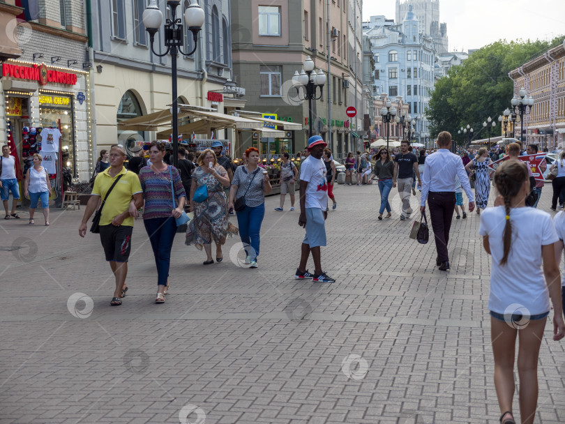 Скачать МОСКВА - 27 июля: Проведите людей по Старому Арбату 27 июля 2024 года в Москве, Россия. фотосток Ozero