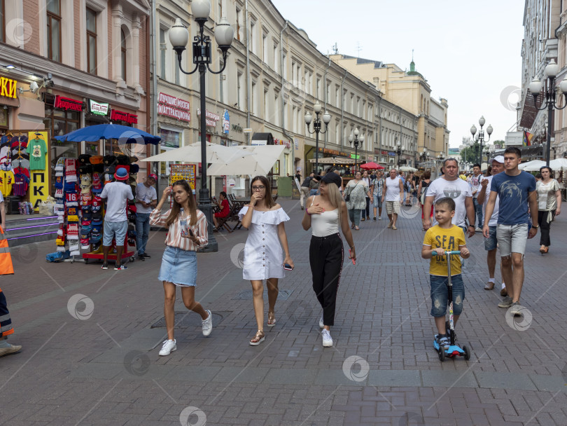 Скачать МОСКВА - 27 июля: Проведите людей по Старому Арбату 27 июля 2024 года в Москве, Россия. фотосток Ozero