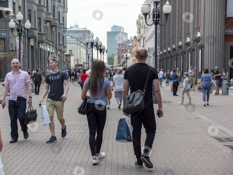 Скачать МОСКВА - 27 июля: Проведите людей по Старому Арбату 27 июля 2024 года в Москве, Россия. фотосток Ozero