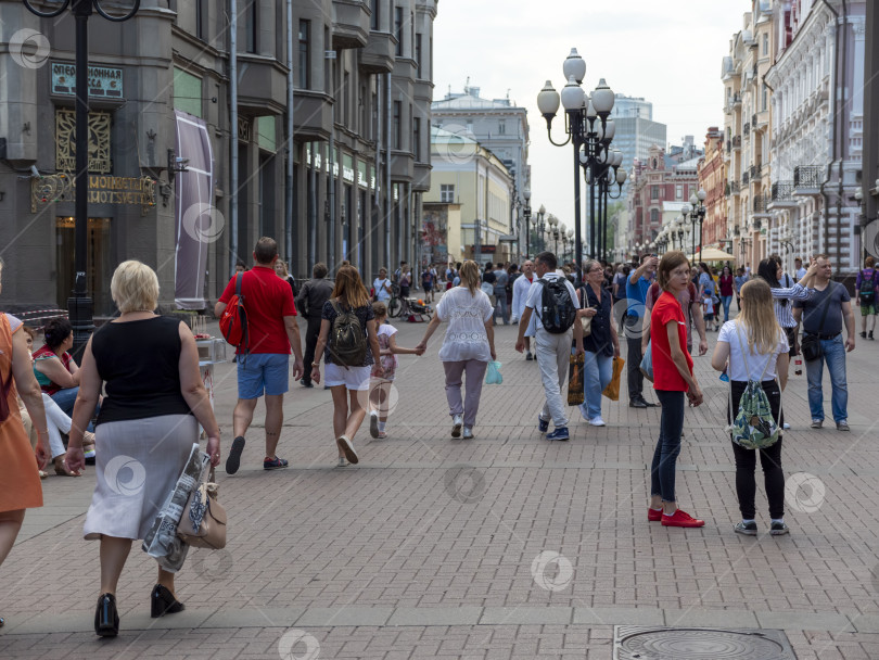 Скачать МОСКВА - 27 июля: Проведите людей по Старому Арбату 27 июля 2024 года в Москве, Россия. фотосток Ozero