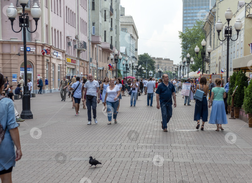Скачать МОСКВА - 27 июля: Проведите людей по Старому Арбату 27 июля 2024 года в Москве, Россия. фотосток Ozero