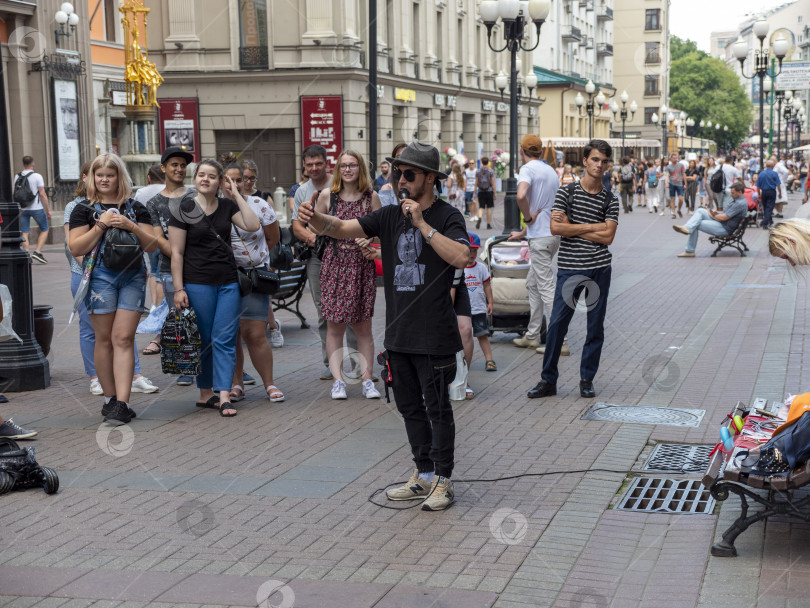 Скачать МОСКВА - 27 июля: Проведите людей по Старому Арбату 27 июля 2024 года в Москве, Россия. фотосток Ozero