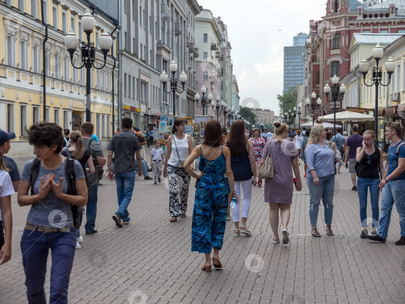 Скачать МОСКВА - 27 июля: Проведите людей по Старому Арбату 27 июля 2024 года в Москве, Россия. фотосток Ozero