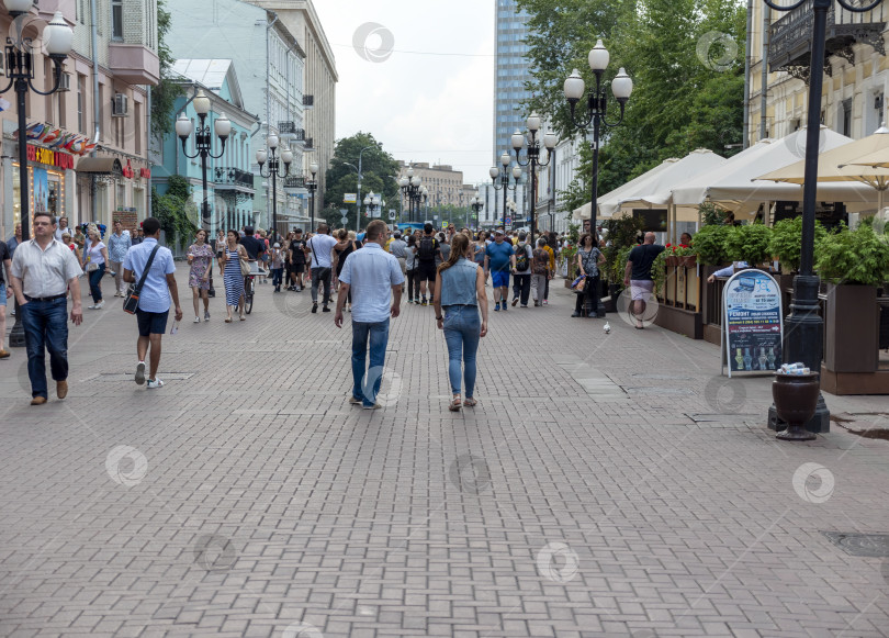 Скачать МОСКВА - 27 июля: Проведите людей по Старому Арбату 27 июля 2024 года в Москве, Россия. фотосток Ozero