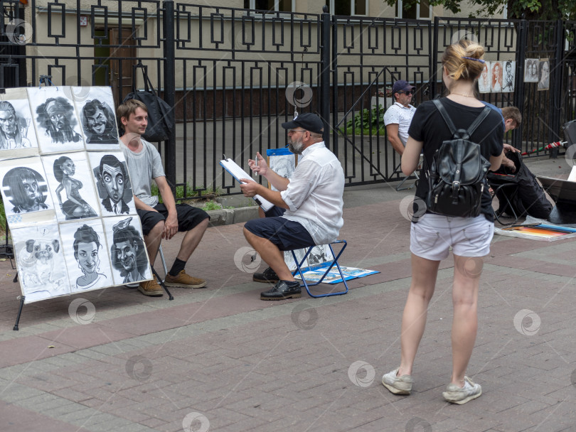 Скачать МОСКВА - 27 июля: Проведите людей по Старому Арбату 27 июля 2024 года в Москве, Россия. фотосток Ozero
