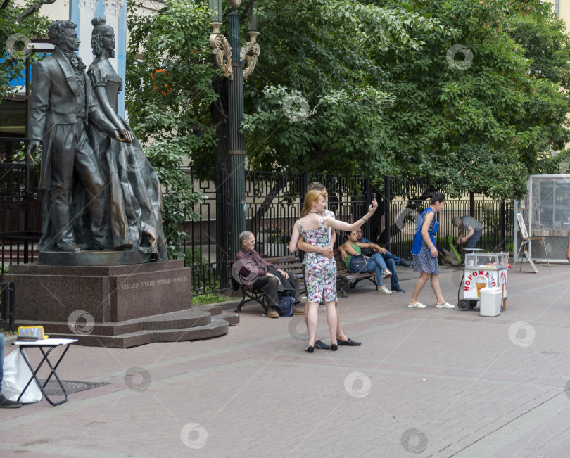 Скачать МОСКВА - 27 июля: Проведите людей по Старому Арбату 27 июля 2024 года в Москве, Россия. фотосток Ozero