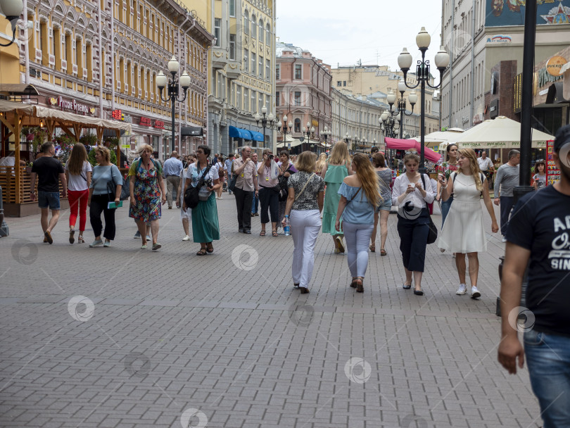 Скачать МОСКВА - 27 июля: Проведите людей по Старому Арбату 27 июля 2024 года в Москве, Россия. фотосток Ozero