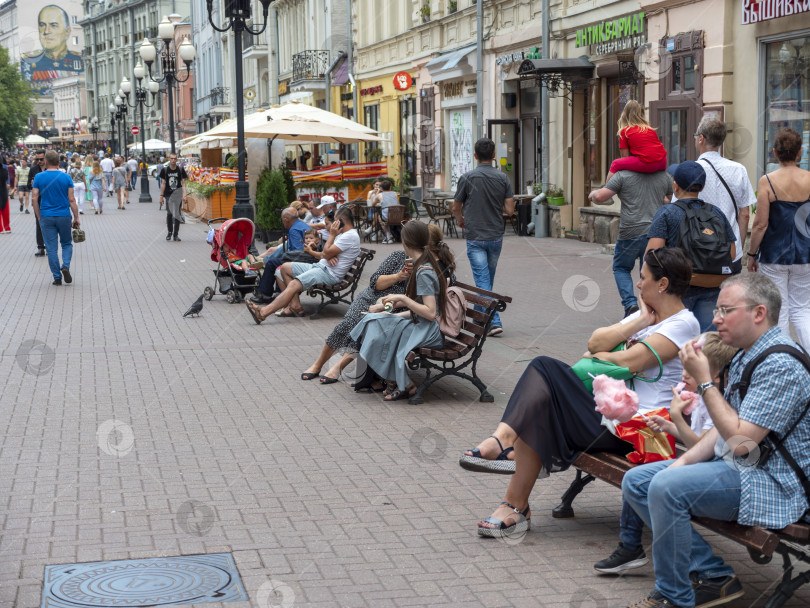 Скачать МОСКВА - 27 июля: Проведите людей по Старому Арбату 27 июля 2024 года в Москве, Россия. фотосток Ozero