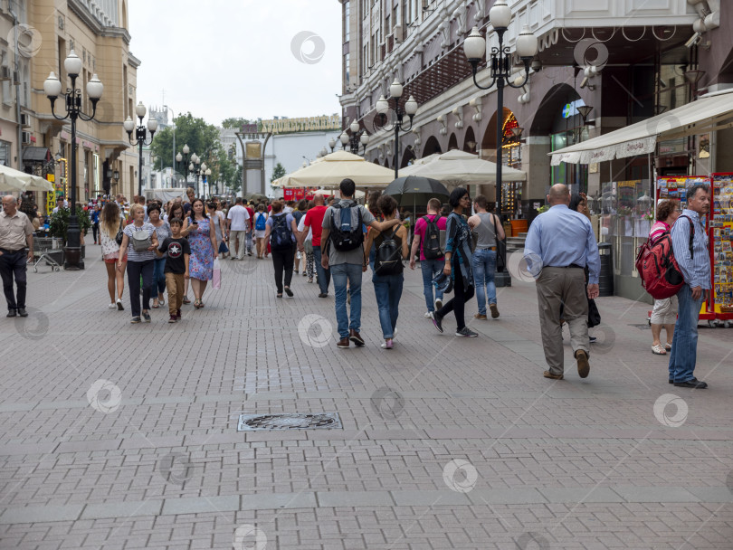 Скачать МОСКВА - 27 июля: Проведите людей по Старому Арбату 27 июля 2024 года в Москве, Россия. фотосток Ozero