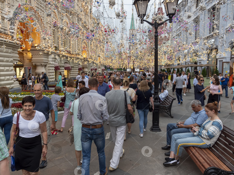 Скачать Москва, Россия - 25 июля 2020 года: Люди прогуливаются по Красной площади, Никольской улице. фотосток Ozero