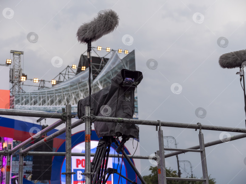 Скачать МОСКВА - 27 сентября - Кинокамера высокой четкости на съемочной площадке фотосток Ozero