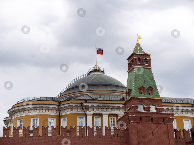 Скачать Московский Кремль, купол здания Сената, башня с российским флагом фотосток Ozero