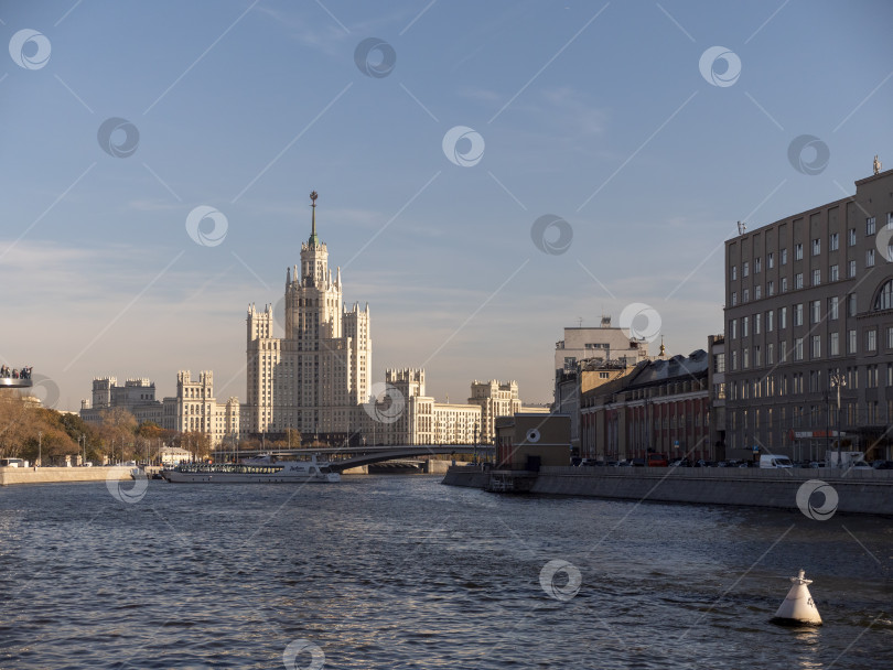 Скачать МОСКВА - 15 июня 2024 года: Небоскреб "Башня сталинской эпохи" на Котельнической набережной фотосток Ozero