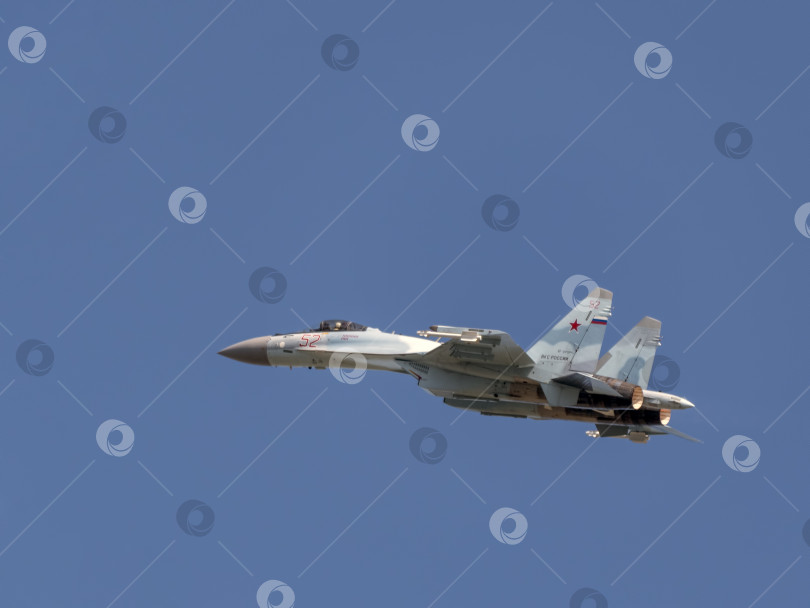 Скачать Москва, Россия, аэродром Жуковский, 25 июля 2021 года: Пилотажные группы "Соколы России" на самолетах Су-35 Международного аэрокосмического салона МАКС-2021 фотосток Ozero
