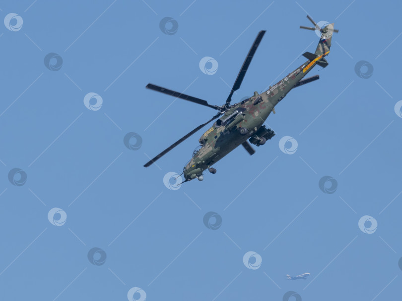 Скачать Демонстрация боевого вертолета Ми-24 ВВС России на авиасалоне МАКС-2021, Россия фотосток Ozero