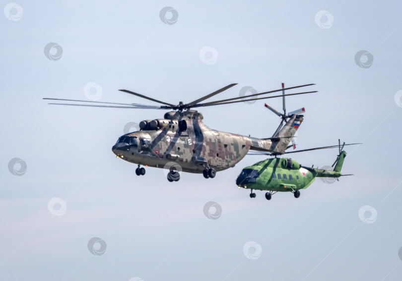 Скачать ЖУКОВСКИЙ, РОССИЯ - 01 сентября 2019 г.: Демонстрация вертолета Ми-26 ВВС России на авиасалоне МАКС-2019, Россия фотосток Ozero