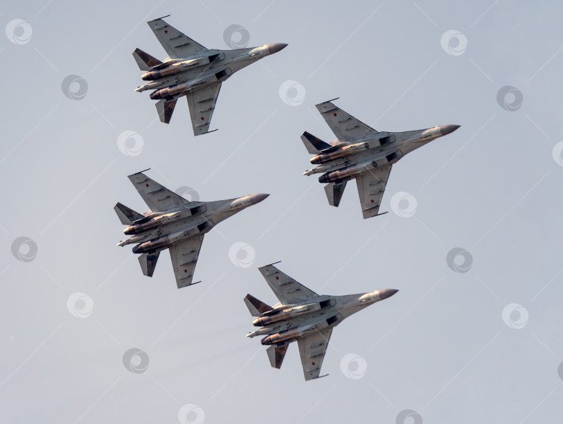 Скачать Москва, Россия, аэродром Жуковский, 25 июля 2021 года: Пилотажные группы "Соколы России" на самолетах Су-35 Международного аэрокосмического салона МАКС-2021 фотосток Ozero