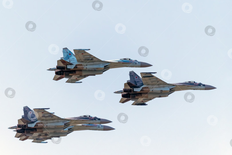 Скачать Москва, Россия, аэродром Жуковский, 25 июля 2021 года: Пилотажные группы "Соколы России" на самолетах Су-35 Международного аэрокосмического салона МАКС-2021 фотосток Ozero