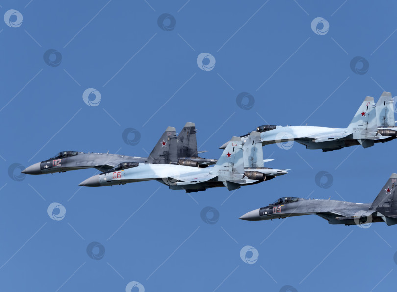 Скачать Москва, Россия, аэродром Жуковский, 25 июля 2021 года: Пилотажные группы "Соколы России" на самолетах Су-35 Международного аэрокосмического салона МАКС-2021 фотосток Ozero
