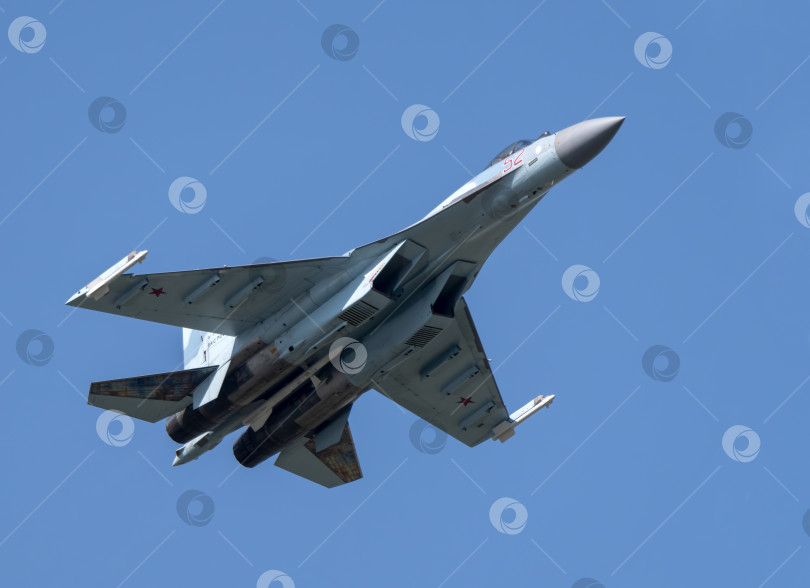 Скачать Москва, Россия, аэродром Жуковский, 25 июля 2021 года: Пилотажные группы "Соколы России" на самолетах Су-35 Международного аэрокосмического салона МАКС-2021 фотосток Ozero