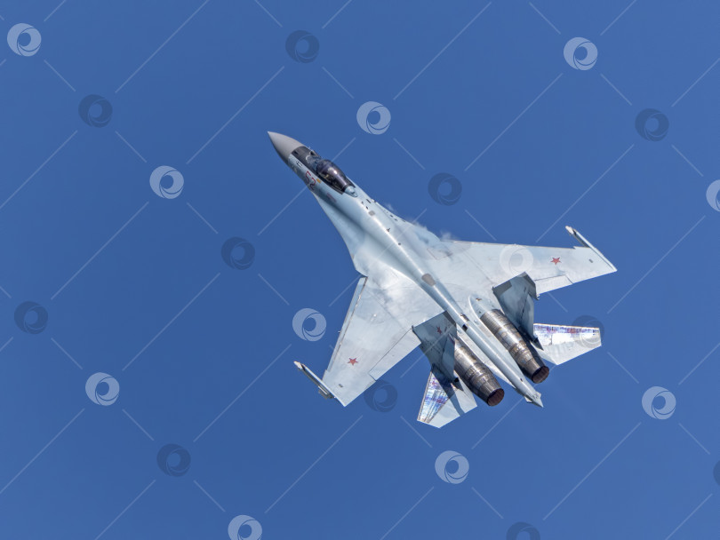Скачать Москва, Россия, аэродром Жуковский, 25 июля 2021 года: Пилотажные группы "Соколы России" на самолетах Су-35 Международного аэрокосмического салона МАКС-2021 фотосток Ozero