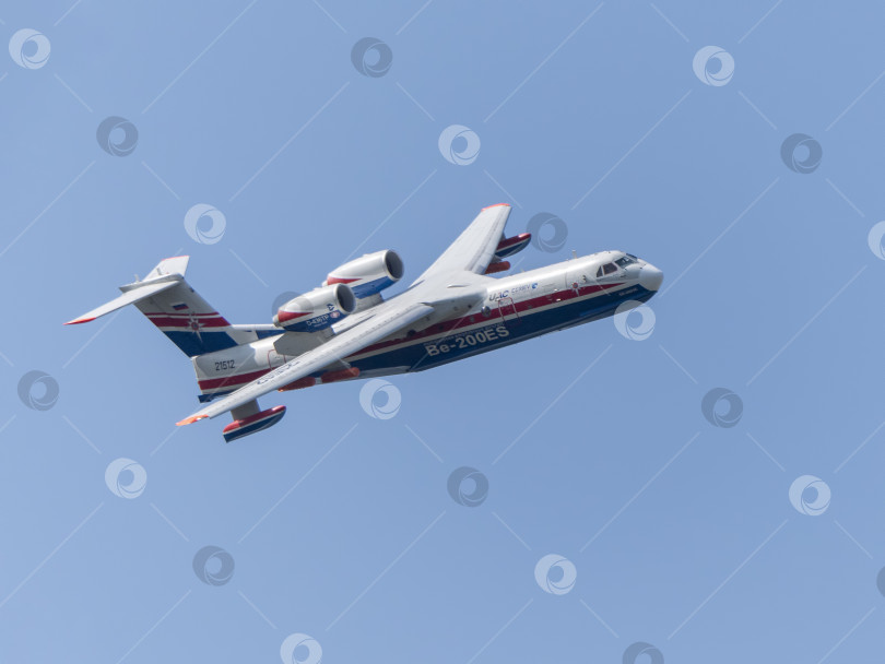 Скачать Москва, Россия, аэродром Жуковский, 31 августа 2019 года: Демонстрационный полет реактивного многоцелевого самолета-амфибии Бе-200 на международном аэрокосмическом салоне МАКС-2019 фотосток Ozero