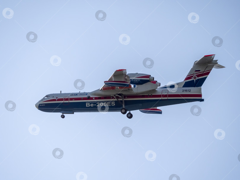Скачать Москва, Россия, аэродром Жуковский, 31 августа 2019 года: Демонстрационный полет реактивного многоцелевого самолета-амфибии Бе-200 на международном аэрокосмическом салоне МАКС-2019 фотосток Ozero