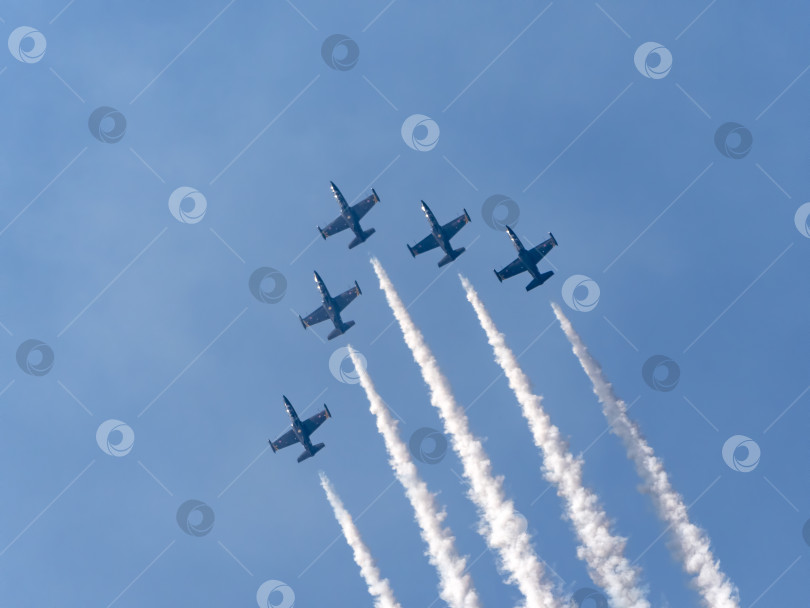 Скачать Москва, Россия, аэродром Жуковский, 31 августа 2019 года: Самолет Aero L-39C Albatros пилотажной группы "Русь" выполняет демонстрационный полет на международном аэрокосмическом салоне МАКС-2019. фотосток Ozero