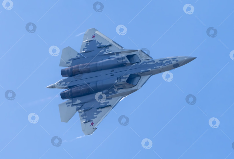 Скачать Москва, Россия, аэродром Жуковский, 25 июля 2021 года: Демонстрация новейшего российского истребителя СУ-57 на международном аэрокосмическом салоне МАКС-2021 фотосток Ozero