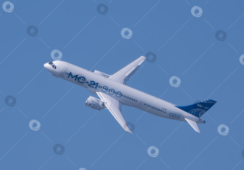 Скачать Москва, Россия, аэродром Жуковский, 31 августа 2019 года: новый российский гражданский авиалайнер "Иркут МС-21" на международном аэрокосмическом салоне МАКС-2019 фотосток Ozero