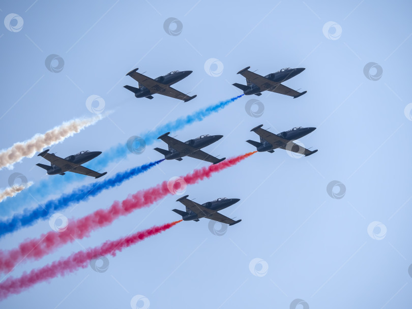 Скачать Москва, Россия, аэродром Жуковский, 31 августа 2019 года: Самолет Aero L-39C Albatros пилотажной группы "Русь" выполняет демонстрационный полет на международном аэрокосмическом салоне МАКС-2019. фотосток Ozero