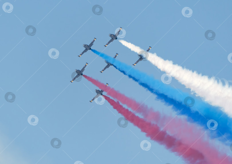 Скачать Москва, Россия, аэродром Жуковский, 31 августа 2019 года: Самолет Aero L-39C Albatros пилотажной группы "Русь" выполняет демонстрационный полет на международном аэрокосмическом салоне МАКС-2019. фотосток Ozero