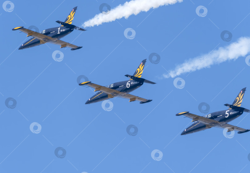 Скачать Москва, Россия, аэродром Жуковский, 31 августа 2019 года: Самолет Aero L-39C Albatros пилотажной группы "Русь" выполняет демонстрационный полет на международном аэрокосмическом салоне МАКС-2019. фотосток Ozero