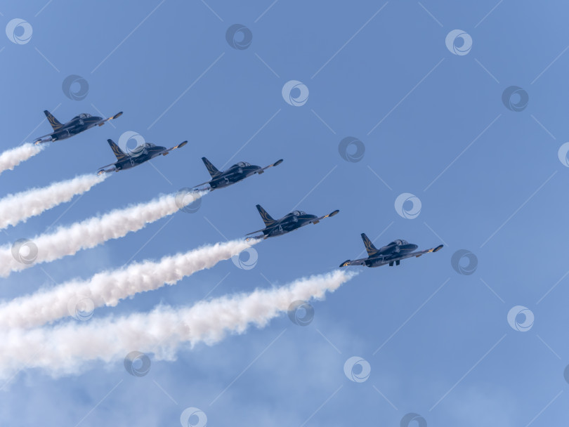Скачать Москва, Россия, аэродром Жуковский, 31 августа 2019 года: Самолет Aero L-39C Albatros пилотажной группы "Русь" выполняет демонстрационный полет на международном аэрокосмическом салоне МАКС-2019. фотосток Ozero