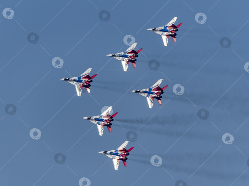 Скачать Москва, Россия, аэродром Жуковский, 25 июля 2021 года: пилотажная группа "Стрижи" на МиГ-29 выполняет демонстрационный полет на международном аэрокосмическом салоне МАКС-2021 фотосток Ozero