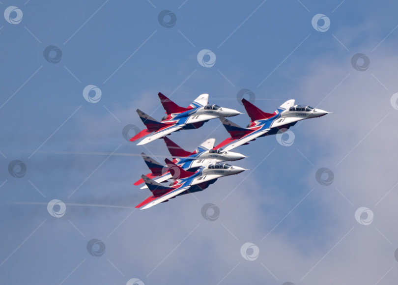 Скачать Москва, Россия, аэродром Жуковский, 25 июля 2021 года: пилотажная группа "Стрижи" на МиГ-29 выполняет демонстрационный полет на международном аэрокосмическом салоне МАКС-2021 фотосток Ozero