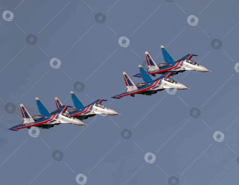 Скачать Москва, Россия, аэродром Жуковский, 25 июля 2021 года: Пилотажные группы "Русские витязи" на самолетах Су-35 международного аэрокосмического салона МАКС-2021 фотосток Ozero