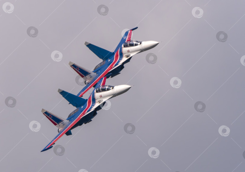 Скачать Москва, Россия, аэродром Жуковский, 25 июля 2021 года: Пилотажные группы "Русские витязи" на самолетах Су-35 международного аэрокосмического салона МАКС-2021 фотосток Ozero