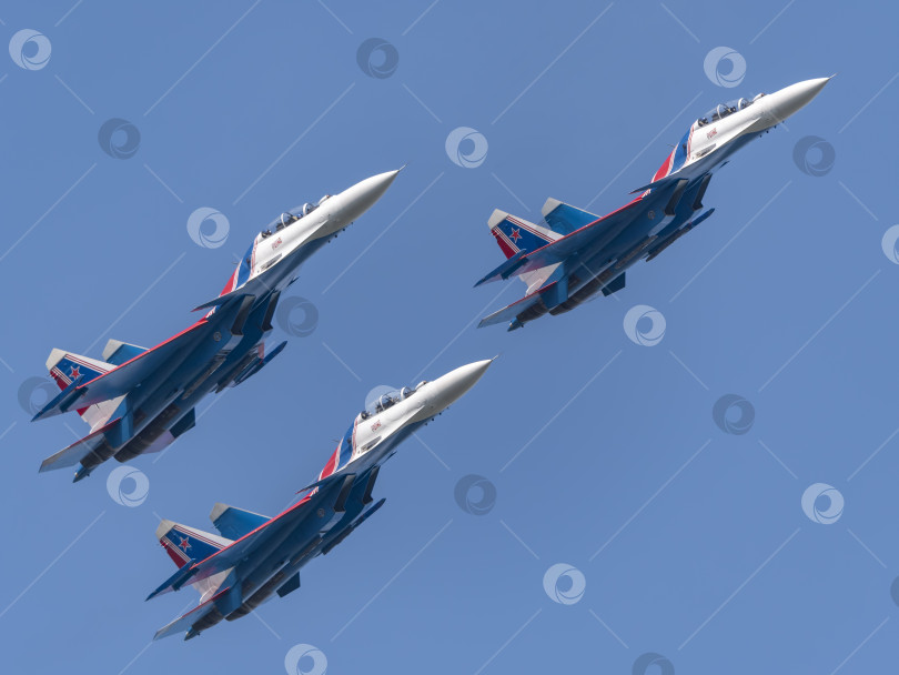 Скачать Москва, Россия, аэродром Жуковский, 25 июля 2021 года: Пилотажные группы "Русские витязи" на самолетах Су-35 международного аэрокосмического салона МАКС-2021 фотосток Ozero