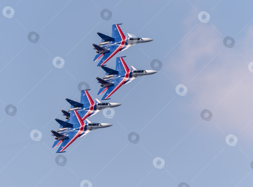 Скачать Москва, Россия, аэродром Жуковский, 25 июля 2021 года: Пилотажные группы "Русские витязи" на самолетах Су-35 международного аэрокосмического салона МАКС-2021 фотосток Ozero