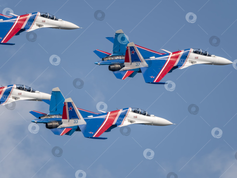 Скачать Москва, Россия, аэродром Жуковский, 25 июля 2021 года: Пилотажные группы "Русские витязи" на самолетах Су-35 международного аэрокосмического салона МАКС-2021 фотосток Ozero