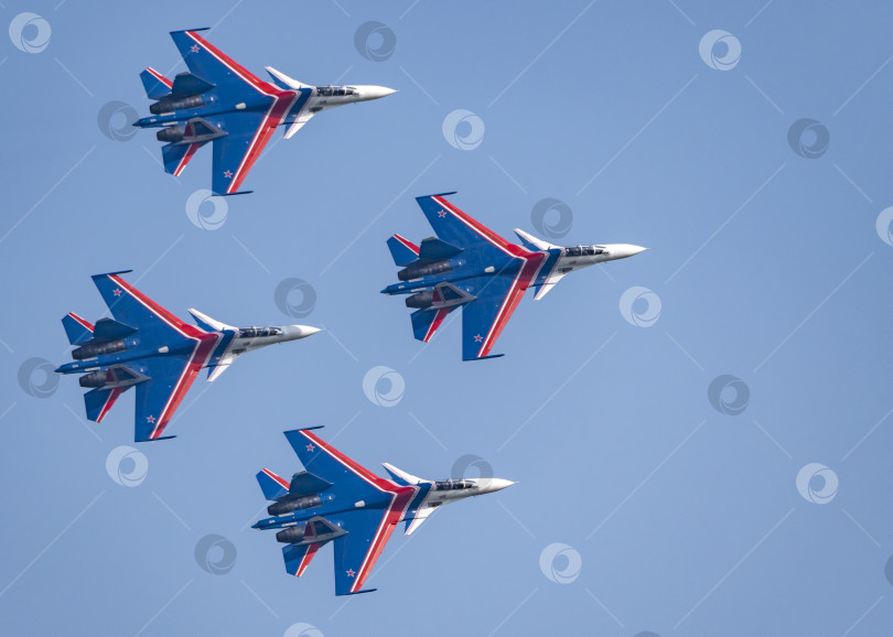 Скачать Москва, Россия, аэродром Жуковский, 25 июля 2021 года: Пилотажные группы "Русские витязи" на самолетах Су-35 международного аэрокосмического салона МАКС-2021 фотосток Ozero