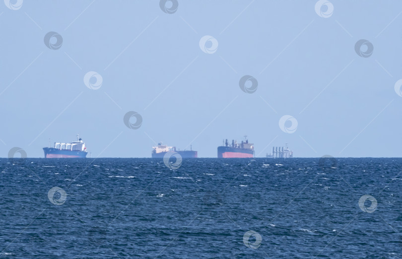 Скачать Новороссийск, Россия 18.08.2024 Перевозка грузов на крупном морском судне Черное море, порт, Краснодарский край, Новороссийск фотосток Ozero