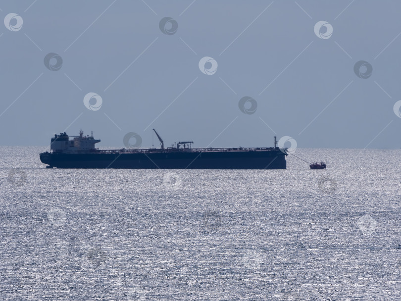 Скачать Новороссийск, Россия 18.08.2024 Перевозка грузов на крупном морском судне Черное море, порт, Краснодарский край, Новороссийск фотосток Ozero