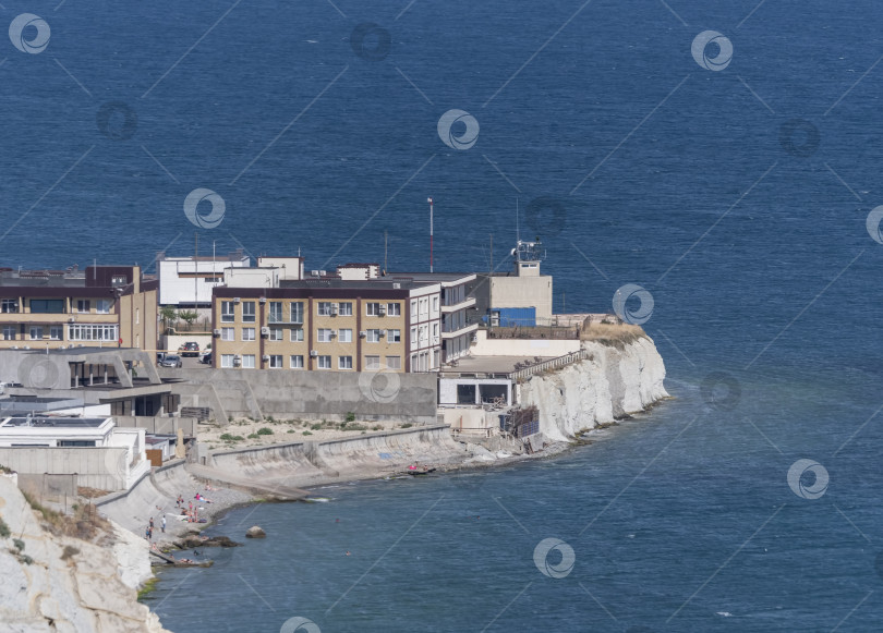 Скачать Мысхако, Россия - 18 августа 2024 года, побережье Черного моря. лысая гора. Красивое синее море в Мысхако фотосток Ozero
