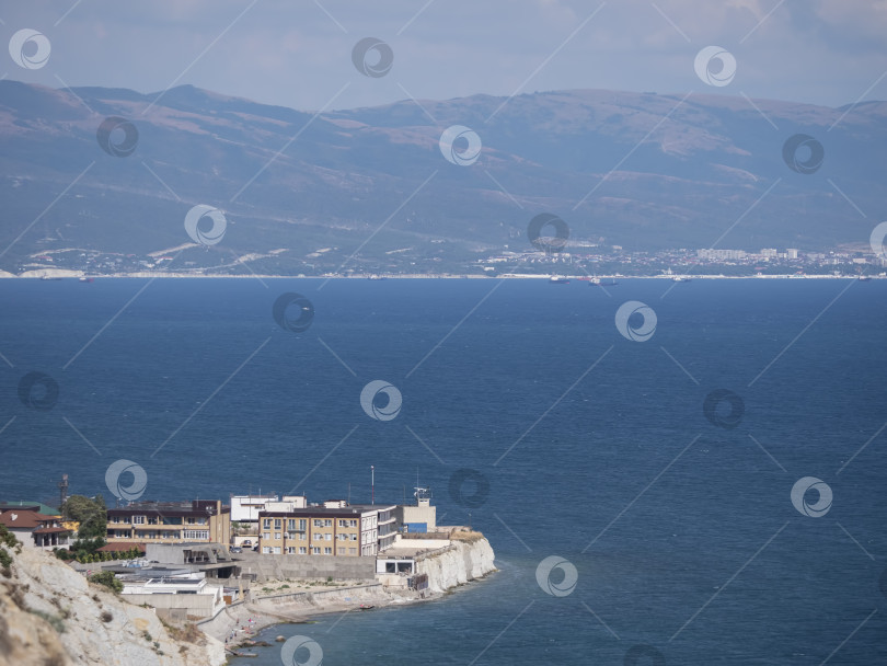 Скачать Мысхако, Россия - 18 августа 2024 года, побережье Черного моря. лысая гора. Красивое синее море в Мысхако фотосток Ozero