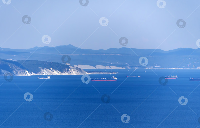 Скачать Новороссийск, Россия 18.08.2024 Перевозка грузов на крупном морском судне Черное море, порт, Краснодарский край, Новороссийск фотосток Ozero