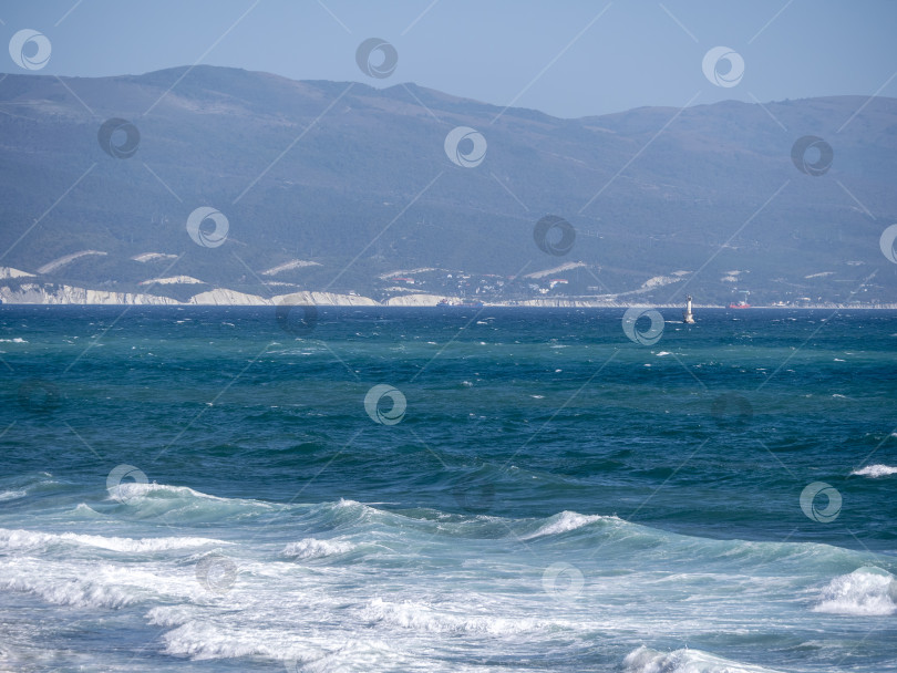 Скачать Вид на бурный морской пейзаж с волнами и Черным морем фотосток Ozero